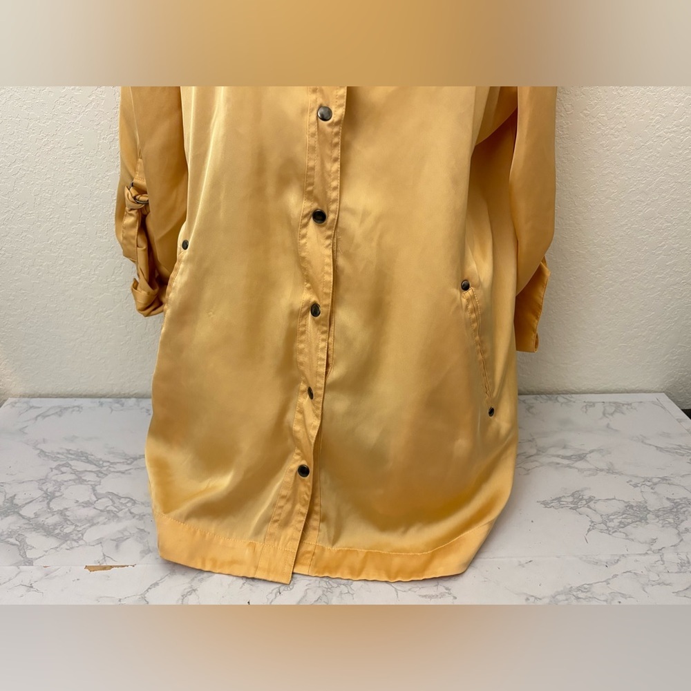 Chico’s 2 Button Up Shirt Womens Long Sleeve Pearl Snap Satin Yellow Gold Top - Picture 3 of 7